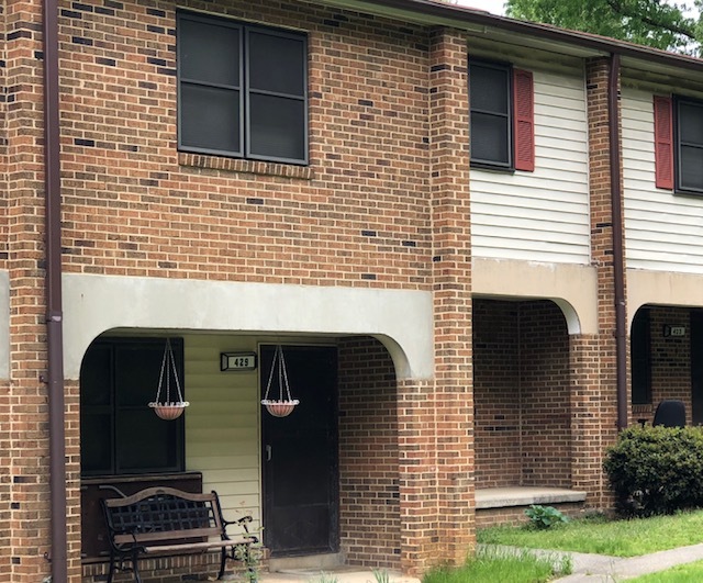 The view of an apartment building.